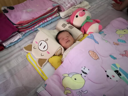 东西很好，孩子睡上去正好把头卡上，刚开始看了好多最后选择了这个，没让我失望，我家宝宝现在两个月了，东西早就买了，现在才评价，买回来宝宝就一直用，宝宝头也没有偏，还送了个夏天的,京东上的货每次都那么放心，下次需要还会买的，