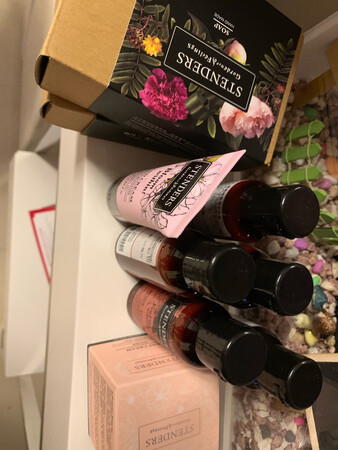 产品质感：水润滋润皮肤
适合肤质：本人是油皮
产品香味：芳香宜人的玫瑰香味
使用效果：挺滋润的
补水效果：用后皮肤光滑细腻透亮柔软
没有接触过这牌子。就是偶然打开京东推送出来注意到的。就是被产品本身吸引到了