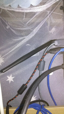 就是这一根，已经用着了，毕竟2.4的，用起来虽然网速偏慢，但是本来就是打算用来玩LOL的，LOL玩起来没问题，所以完全没有不能接受的问题，还有就是免驱动是win10系统免驱动