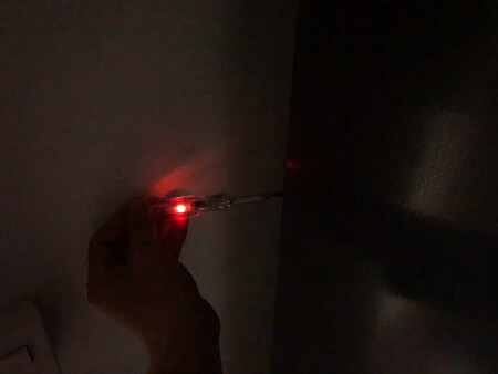 非常不愉快的购物体验，双11凌晨下的订单，系统默认13日送货，下单后系统又协商可否12日送达，后达成共识12日送达。配送也是瞎忽悠，白天等了一天，未有配送人员与我联系，直至投诉后，才与晚上22:25分打来电话说送不了，要等第二天。后来查看系统，配送人员未与我协商，竟私下代为签收，说商品已送达，客户已签收商品。13日，收到商品后，已严格按照新冰箱使用手册，特意静置24小时后，才通电试机，机子运行挺静音的，刚开始运行时，两侧面板比较烫，运行稳定后就恢复正常了。但是，在压缩机正常运行工作时，背部面板及两侧面板存于漏电现象。刚开始以为是静电现象，直至家人被连电两次后，方发现问题的严重性，安全性。特意在压缩机工作时，用电笔检测，显示漏电，不工作时，则不漏！强烈要求京东及容声，把控好出厂品质，别让劣质产品流入市面，维护好消费者权益，保障人身安全。