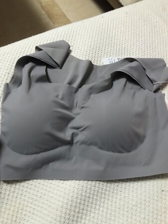 还好吧，手感摸起来挺滑的，清洗后试穿了一下，不合适胸大的人穿，罩杯太小，胸大了罩不住，并且穿着做一些运动的话，胸还是会斗呀斗的，不太舒服，可能还是要买专业运动品牌的运动文胸吧，不过比一般的文胸穿起来运动还是要舒服点的，至少肩带没那么容易掉。