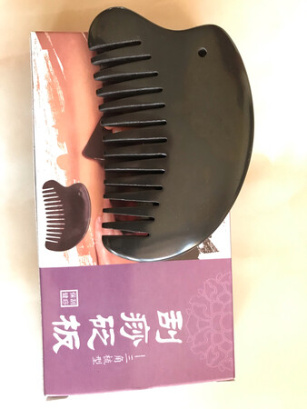 作为四件套一起购买，该款三角梳有一定的厚度，和刮痧板类似，不同的是三角梳带有齿痕，可用来梳头，也可以进行头部按摩。产品质地柔润，打磨很光滑。梳的另一侧厚重，可根据个人的实际需求进行不同部位的刮痧按摩。平时可随时拿来按摩，确实容易使用。