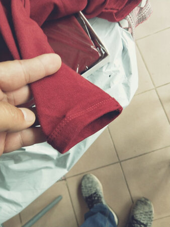 自有品牌的质量真心不错，布料、做工都很好。平时喜欢穿宽松衣服，内衣呢，贴身点也好，按推荐型号买，正好。这个品牌的的基础内衣质量很好，而且经常搞活动，优惠力度也很大，建议大家多关注，对了，内衣打开刺激性气味很大，这是有色织物的通病，用清水洗冼再穿