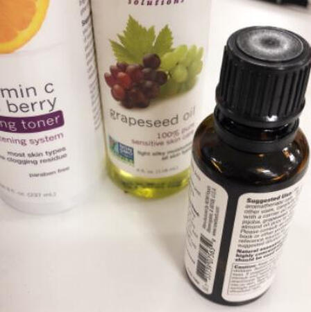 是他们家的忠实粉丝，真心用的不错。到手试着涂抹了下下。提亮肤色有光泽度的那种。喜欢一瓶多用。可以香薰味道好闻极了。用过诺奥的产品，很好用，再次购买。很遗憾有效期很短，2019.5.8日到期。对干皮很友好，上粉底或者用面霜都用几滴，粉底会很顺滑，面霜也不觉得难推开了。……