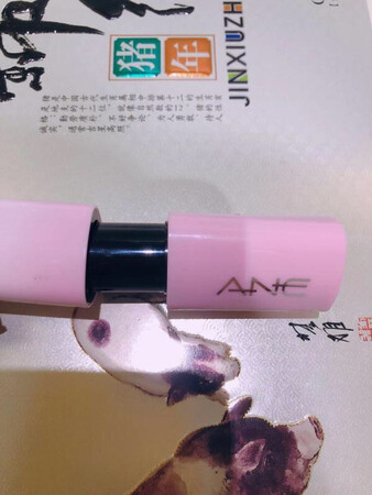 很滋润不掉色有点清新的感觉，涂上颜色搭配妆容也好适合。颜色很正，有淡淡的水果香味，涂上去很漂亮，外形好看，口红湿润度刚刚好，较好上色。包装真的是很高大上。
