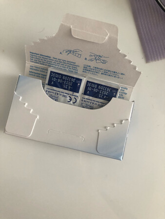 一点都不舒服，刚开始拆第一幅的时候戴了一会就一直滑片，我还以为是我把镜片弄脏了。今天又拆了一幅，还是这样的效果，一只眼睛一直滑片,看东西不能超过15秒，不然就滑掉了，一直滴眼药水也没用！白瞎了这一百多块钱，晕死了。戴着这个开车得多危险
