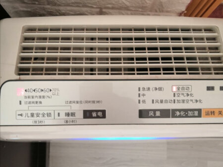 小巧，拿到时10℃，一会就升到25℃。湿度和加湿器显示的差不多。