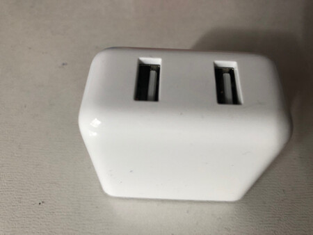 做工质感：一流
充电速度：不错
便携性能：好
安全性能：信赖
家里的第四个紫米产品，一直喜欢和信赖。这个双口充电器虽不是pd，不过给老妈用，不管在家和旅行就只用这一个了。