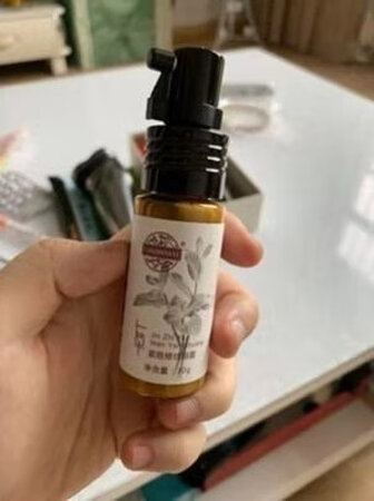 物流很快，收到就试了试，很好吸收，不油腻润润的很舒服，坚持下去希望能淡化黑眼圈