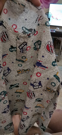 衣服质量差的狠，洗了以后还是硬邦邦的，真不知道那么多好评是从哪里来的！大人摸着就扎手，更何况是小孩子，简直不能穿，我第一次写这么多字的评价！如果不是太差劲，不会费这个时间！