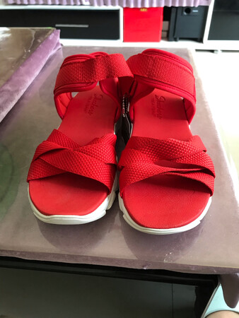 比较宽肥，底子比较软，红色也不难看。。。号还是偏大些。