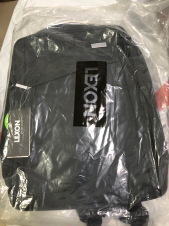 这款包挺能装东西的，就是希望做工再惊细一些，在上面偶尔有两根线头。还有就是后背没有海绵，就是第3张图的后面。