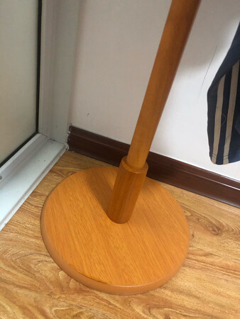外观样式：简约
商品质量：不错，性价比挺高的
配送服务：京东配送，安全可靠，热情周到
产品材质：表面光滑没有毛刺，螺丝安装，紧凑性好，底托稳当，木材质的没错，和产品描述相符合
承重能力：没测试，不确定，反正放几件衣服是没问题的，
适合场景：家里房间角落