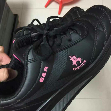鞋子质量很好，跟图片一样好看码号标准，特别满意的购物一直信赖京东