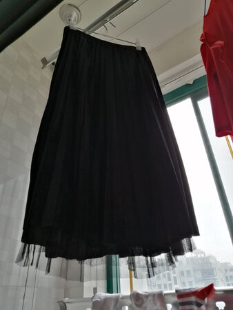 裙子很好，跟介绍的一样，已经洗好了，准备再买一件送给妈妈。