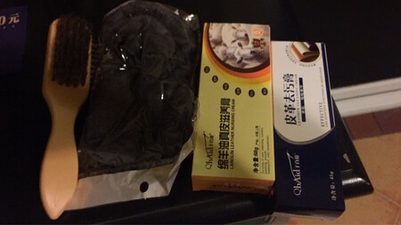 第一次买这个牌子的真皮滋养膏，比较好用，快递较快