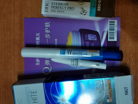 一直用这个牌子润唇膏，润唇膏很好用，别的产品希望好用。