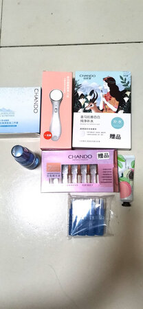 使用感受：一直都在用自然堂，这款蓝色雪域精粹的补水效果特别好，相信京东，网购和实体店的一样的，而且还有这么多的赠品，很超值！