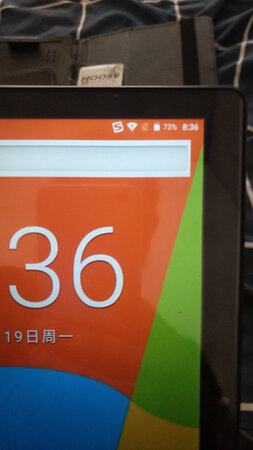 送的电子手环不能用，键盘皮套打出的不是汉字，手机卡又读取不出来，而且机器卡死，完全就是废机，给卖家说 他要给我换一台，大家说说 还能信任这样的卖家吗！