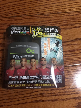 产品包装：产品包装非常好看，大品牌看起来很上档次。
适合肤质：这款洗面奶很适合我这种油性皮肤
控油保湿：空油保湿也不错，洗好脸后很湿润光滑。保湿效果很棒！
清洁效果：清洁效果很棒，用过洗面奶脸上非常清爽。干干净净的！
泡沫数量：泡沫很多，挤出一点点用手搓搓就会有好多泡沫
其他特色：该洗面奶非常棒，值得信赖！