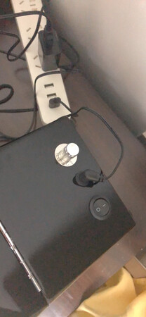 需要接电源使用，质量还是不错的，用了几天，表正常走时。就是我手腕细，表带截的短，手表扣在填充物小包上特别费劲，都变形了，客服说没事