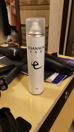 本人一直都在找适合自己发质的发胶，买忆丝芸之前用的是巴黎欧莱雅的发胶，用过之后感觉味道太浓了，也不够硬，本人发质偏软。后面又想到了忆丝芸这个品牌。因为早在14年的时候就买过一回了，500ml的量真的很足了，记得那次出差坐汽车还剩半瓶被安检给拦下没收了，说发胶属于易燃易爆品，当时真的很无奈。这之后我都是剃的短寸所以没怎么用发胶，再次用回熟悉的忆丝芸感觉很棒，味道也没那么浓，也够硬，最大亮点量很足。值得推荐！！！