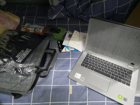 给妹妹买的电脑，收到货之后非常满意！配置也比较高，样式特别吸引人，大赞！
运行速度：非常流畅
屏幕效果：特别给力