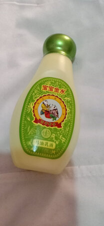 这款乳液特别的滋润，我家宝宝从出生几个月一直用到现在三岁多了，每次洗澡了都知道了要全身摸香香，味道还不错，大人也可以擦，要是价格优惠些更好了，孩子用的东西，没办法，用了舒服不过敏就开心了，为宝宝金水点赞，日期都是比较好的。