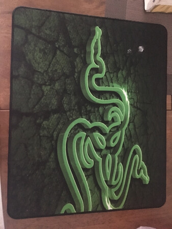 家里原先的鼠标垫坏了，想换个新的。对比了蛮多，还是选择尺寸大点的，这个雷蛇的鼠标垫首先是品牌的，质量有保障，而且因为有多久玩游戏所以选择了游戏款。这款鼠标垫采用了针织边缘感觉不怎么容易坏，厚度蛮厚的，有一点点味道。适合入手。