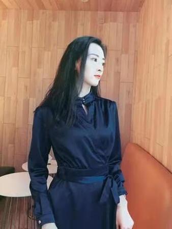 正适合现在的天气穿，冷点内搭也可以，整体很高端大气，这面料真的是太好了