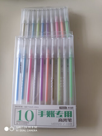 已经是再次购买了，质量还是跟原来的一样，好用。卖家也很暖心，送了两个手账小本本，孩子很喜欢呦！
