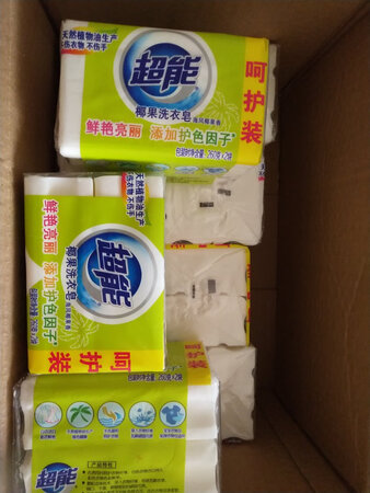 之前给家里买的超能，用着还不错，衣服领子，袖口，打上肥皂一搓，很干净。这次给家里一次囤11组，22块。这款超能肥皂颜色清新，闻起来也是股清新的香味儿，味道淡淡的，不是很浓。京东很给力，快递小哥辛苦了。。点赞，笔芯。