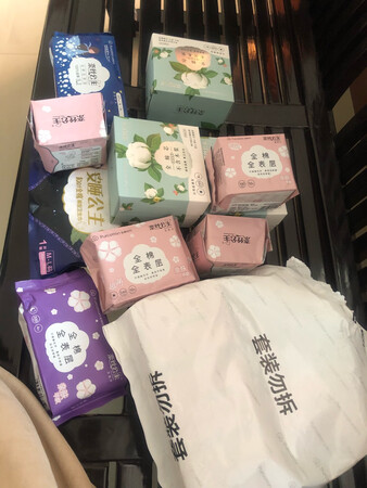 奈丝公主真的很nice，我已经连续使用几年，也是每年大促必囤，看我的量就知道买了不少，夜用的33厘米，很安心，对我来说足够，全棉的设计很贴心，不过敏，很放心。没有异味，吸收能力很好，很透气，自带高级感。用了以后就不用其他牌子了。然后京东配送速度又是那么快，真的非常喜欢啦。