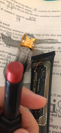 产品颜色：非常火爆的土橘色，在自然光下看起来更像是元气西柚色，更橘一些，但是不是那种荧光橙色，是活力满满的感觉，室内光就是土橘色了
适合肤色：黄皮合适
持久效果：两个小时左右就需要补涂
滋润效果：非常滋润，不卡唇纹