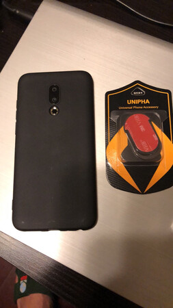 手机壳与手机是很贴合的，还送了一个支架哈