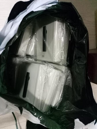 这是第二次回购了，之前公司做活动了买了16个，这次要了11个，因为是老客户回购，店家说没有团购价，所以承诺给我赠一副线控耳机。但是当我这次收到的时候，包装是用袋子包了两层，也没有像第一次一样用纸箱包，不怕摔坏吗？而且我收到蓝牙耳机之后联系客服发赠品，客服让我传图给评价后截图发给他们才可以给我，之前既然承诺给客户了为什么还要强行要好评？好评是客户对产品质量、服务和物流等因素综合评价满意后给出的，不应该和承诺给客户的买赠行为混为一谈。店家这样做一种绑架行为，我不可以接受，如果是这样，那好评肯定是没有的。请店家也好好反思一下这样欺骗消费者的行为是不是欠妥。