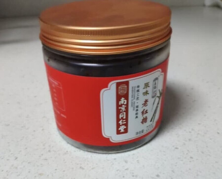 味道很正，里边可以看到有很多很多的小桂花，泡出来里面有淡淡的桂花的香味，感觉很舒服，特殊时期喝起来感觉肚子再也不胀胀的呢，而且这个里面没有生姜，不会喝起来有很辣的那种感觉，所以我特别挑的这个买的，也不是特别特别甜的，口感很好，推荐大家买来喝一小块，很方便，可以冲一杯。