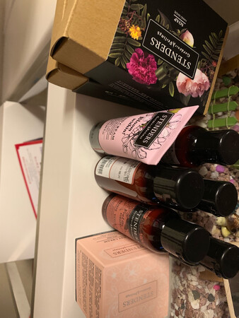 产品质感：水润滋润皮肤
适合肤质：本人是油皮
产品香味：芳香宜人的玫瑰香味
使用效果：挺滋润的
补水效果：用后皮肤光滑细腻透亮柔软
没有接触过这牌子。就是偶然打开京东推送出来注意到的。就是被产品本身吸引到了