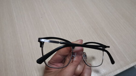 根据实体店验光的数据，从线上店铺订购的，总体还不错，跟实体店的东西一样，质量都挺好，镜片也带防伪标志，戴了有一段时间了，很舒适，镜片耐脏比之前的那一幅强好多，第一次线上配镜还担心怕不合适，实际使用感受很不错…………