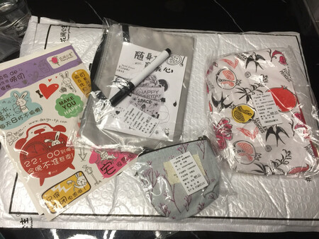 小巧玲珑的，做工精致，非常喜欢，商家很贴心，还送了很多的小礼物呢