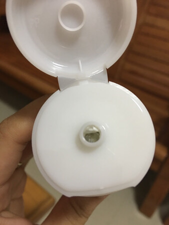 春夏的产品都是不错的哦，这款洗面奶主要是控油能力强，我都是早晚各一次使用，使用期间感觉皮肤去油能力强，而且洗完也不会紧绷，感觉效果不错呢。像我这样的油性皮肤，有时候后背也会因为油腻长痘，所以我也顺便擦一下后背，嗯，效果不错哦！