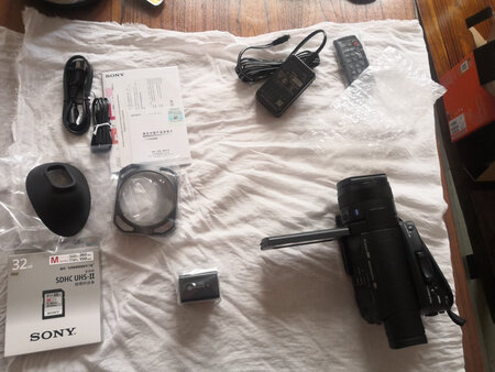 AX700非常棒，已经关注好久了，手感非常好，操作快捷，画质清晰，显示细腻，功能强大适用。刚购买，还没来得及仔细研究和使用，非常喜欢。