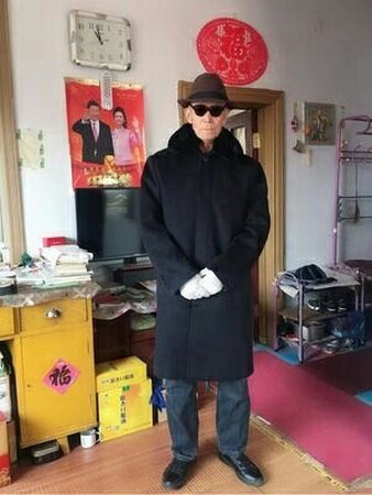 很快就收到衣服了，质量很好，老人家穿起来很合身，挺不错的。