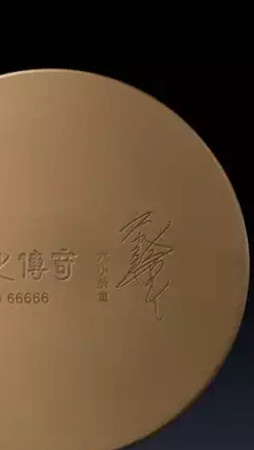 买了一尊我心向佛的摆件，顺便买了一款这样的烟缸送给朋友，拿到手后，感觉做工非常细腻，材料应该是非常实在的，物有所值，而且还有六小龄童先生的亲笔签字，限量版，高大上，朋友也非常喜欢。正在考虑买铜师傅系列的另一款商品就是那件齐天大圣的。
