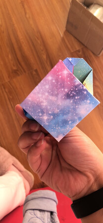 纸张很好，厚实，折出的东西也很漂亮
