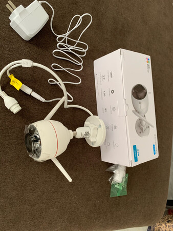 操作使用：使用起来很简单 下载个萤石客户端 随时看监控 方便的很！
外观款式：外观很大气 精致小巧 上档次 不愧为监控第一品牌！
清晰度：清晰度很高 家用来说足够了！
安装难易：安装起来很方便，自己安装的，比之前的球型机安装方便，用了一小会儿就安好了！
做工质量：质量没的说，杠杠的一级棒！
功能设计：这个摄像头是全彩的 我家之前装是萤石球形机，黑白夜视，夜间如果想要看清楚，还是全彩的好一些！
其他特色：再一点，我家是临街 下班了车就停外墙边上 前后各安一个摄像头，用来看汽车，在马路边上停车，免不了有人搞破坏或者被剐蹭，最起码有这个摄像头，保险一点，因为之前没安摄像头车被蹭了就没找到人，报警了也没用，警察来了还是自己修的车，算是长个教训吧，吃一堑长一智。