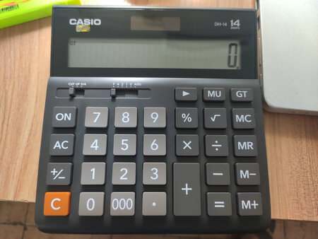 casio的牌子的计算器相比其他品牌的计算器要好些，大品牌嘛，读书和工作多是用这牌子的计算器。这款是14位的，但产品介绍没标明尺寸，不够用心，希望京东能改善，女人用呢尺寸刚好，但对于男人用我觉得还是小了点，两边再长2cm就完美了。按键较大，按着比较轻松，反应也挺灵敏的，不需用力按，不错。