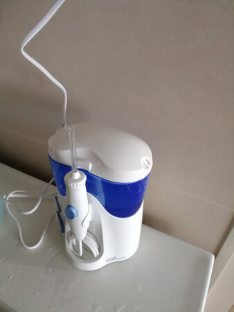 摆在洗漱台上，颜值还是挺高的。用了几天，如果选择最低档，冲完后用牙缝刷还是会刷出牙菌斑，后来调到6档，就冲完后用牙缝刷也是干净的。作为一名牙周炎的老患者，以前使用牙线总感觉太麻烦，而且有时还会出血，这回终于感到找到了自己可以保持好口腔卫生的方法了。