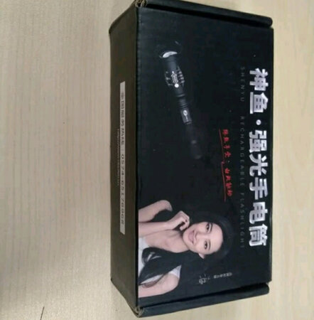 产品材质：应该是铝合金材质，有高级感，不错
光照强度：比老式手电，亮得很，满意
续航时间：目前还未知
产品重量：很有分量，压手，这是好事我觉得
电源类型：锂离子充电电池说的
其他特色：看看电池能用多久