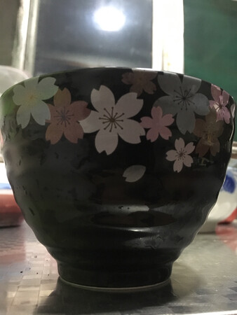 快递把件送到了驿站，还担心有破损问题。拿到快件后，发现包装很完整，没有什么问题。打开箱子逐一检查，没发现意外状况。樱花碗很漂亮，图案颜色很鲜亮，樱花碗大小完全够一个人食用米饭或米粥，很不错。个别小碗碗底有小粒突起，不过不影响使用。